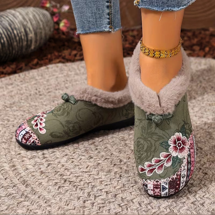 Estila - Zapatillas Con Bordado Floral y Ribete de Felpa