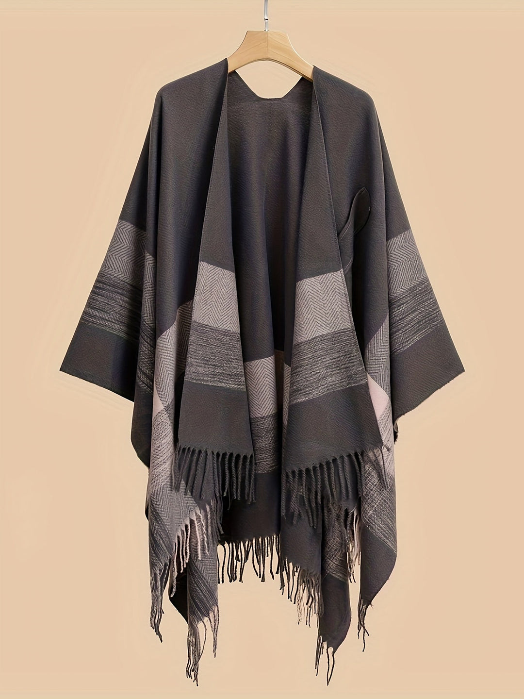 Kyrine - Poncho Chal Con Flecos Y Estampado Geométrico
