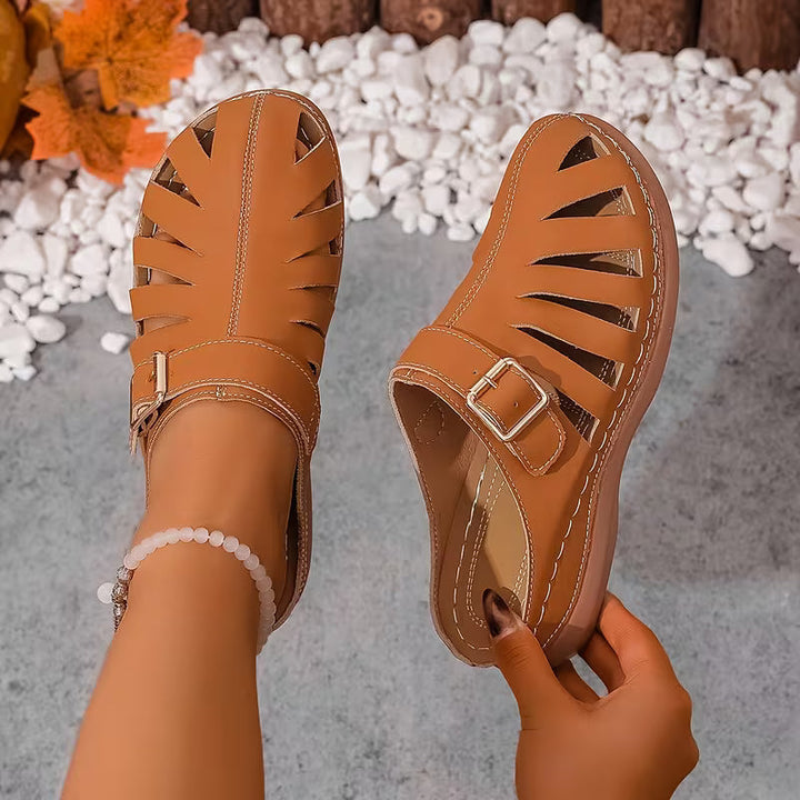 Alvena - Sandalias Planas Con Puntera Cerrada Aberturas y Hebilla